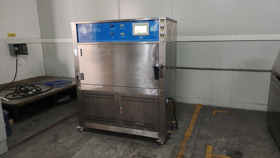 संतुलन तापमान आर्द्रता नियंत्रण यूवी एजिंग टेस्ट चैंबर में 8 पीसी यूवीबी लैंप शामिल हैं